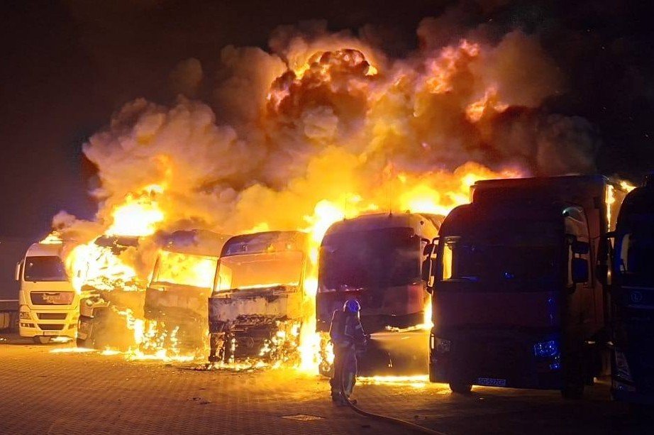 W Paniówkach spłonęło 6 tirów. Strażacy walczyli do rana