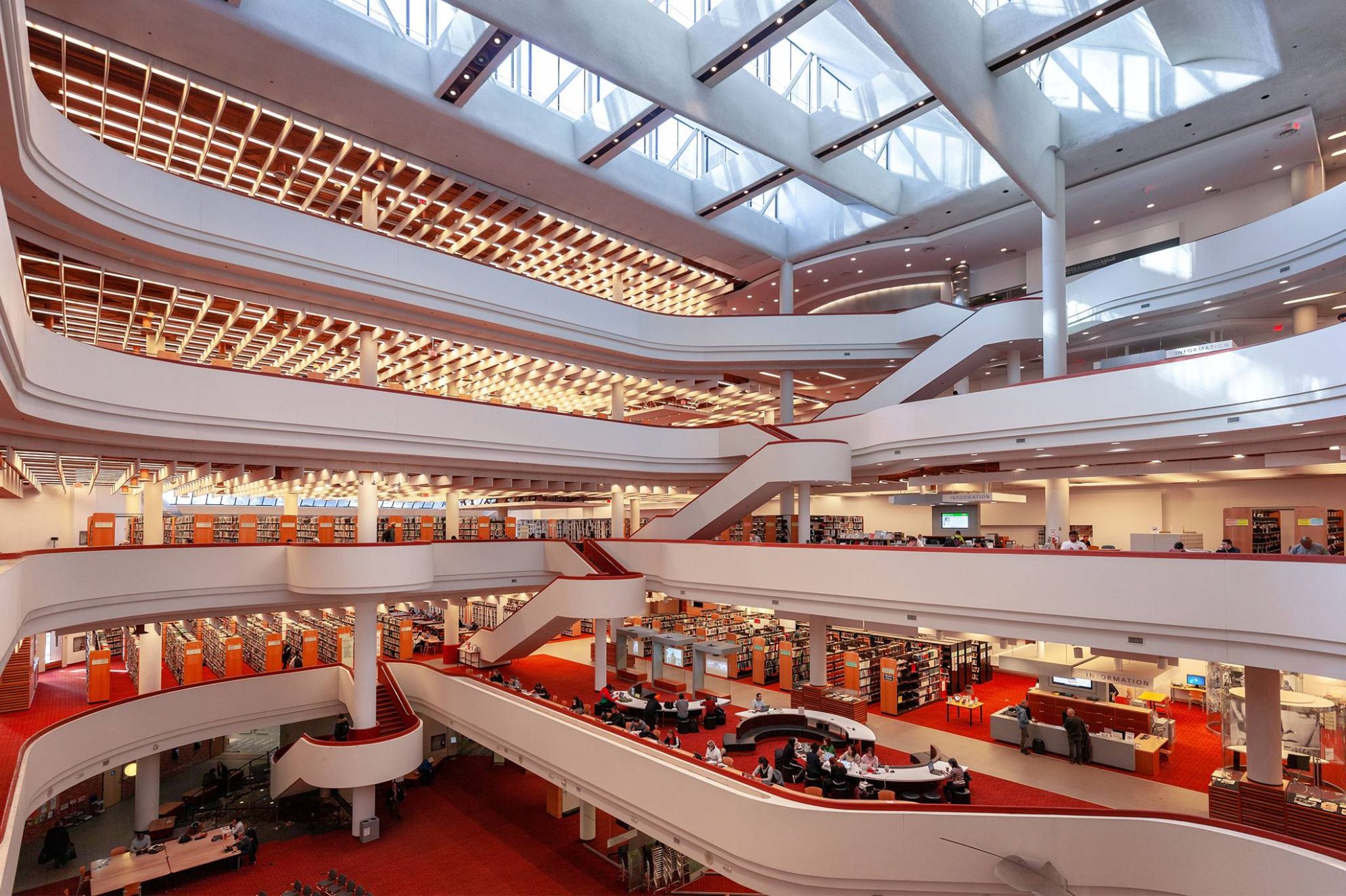 Silent Disco w Toronto Reference Library. Taneczna noc z hitami lat 80