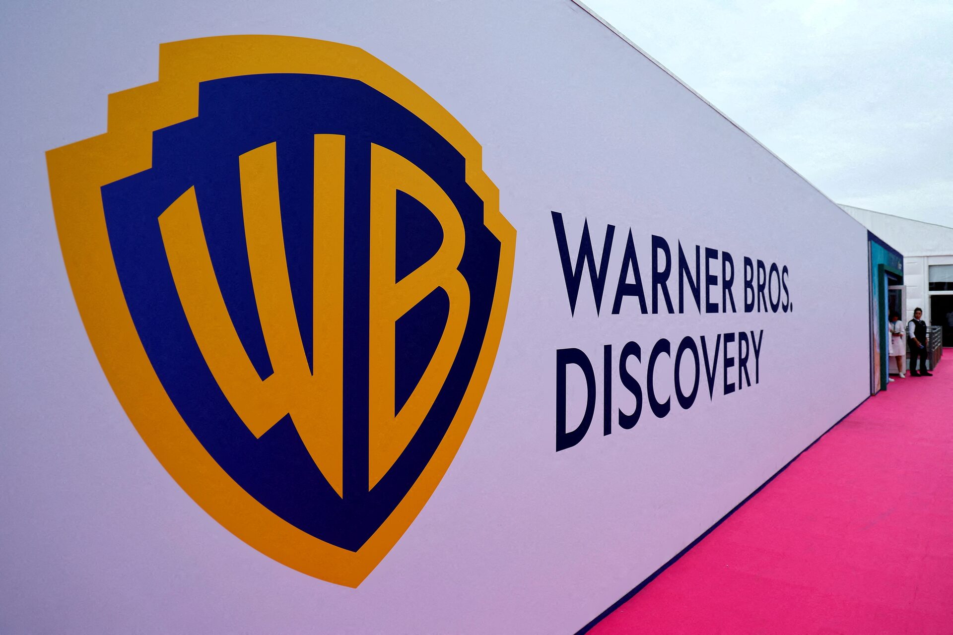 Ostry spór między Paramount a Netflixem o przejęcie Warner Bros.