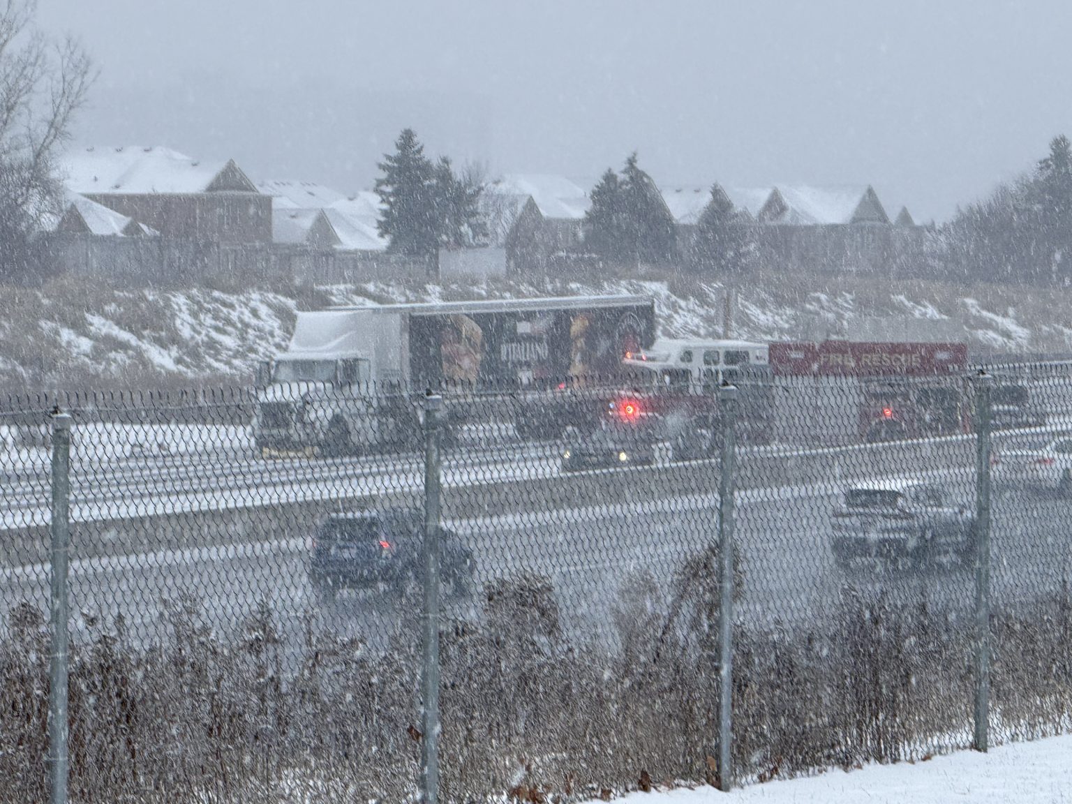 Tragiczny wypadek na Hwy 400. Dwie osoby nie żyją