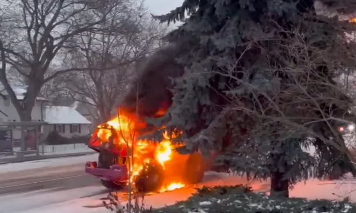 Wideo – pług śnieżny w Toronto stanął w płomieniach przy Bloor i Kipling