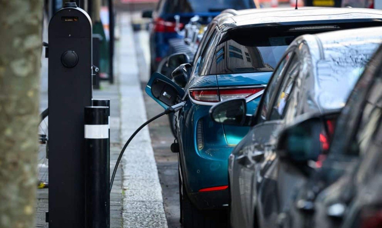 Droga która ładuje baterie samochodów elektrycznych podczas jazdy