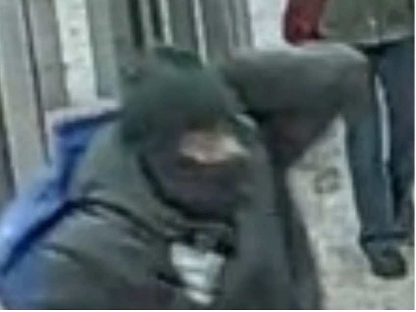 Podszedł do mężczyzny i próbował podpalić jego kurtkę na stacji TTC