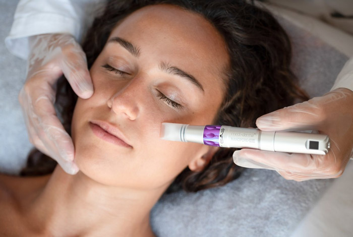 Najskuteczniejsze niechirurgiczne sposoby walki ze starzeniem się skóry: Co faktycznie przynosi efekty?