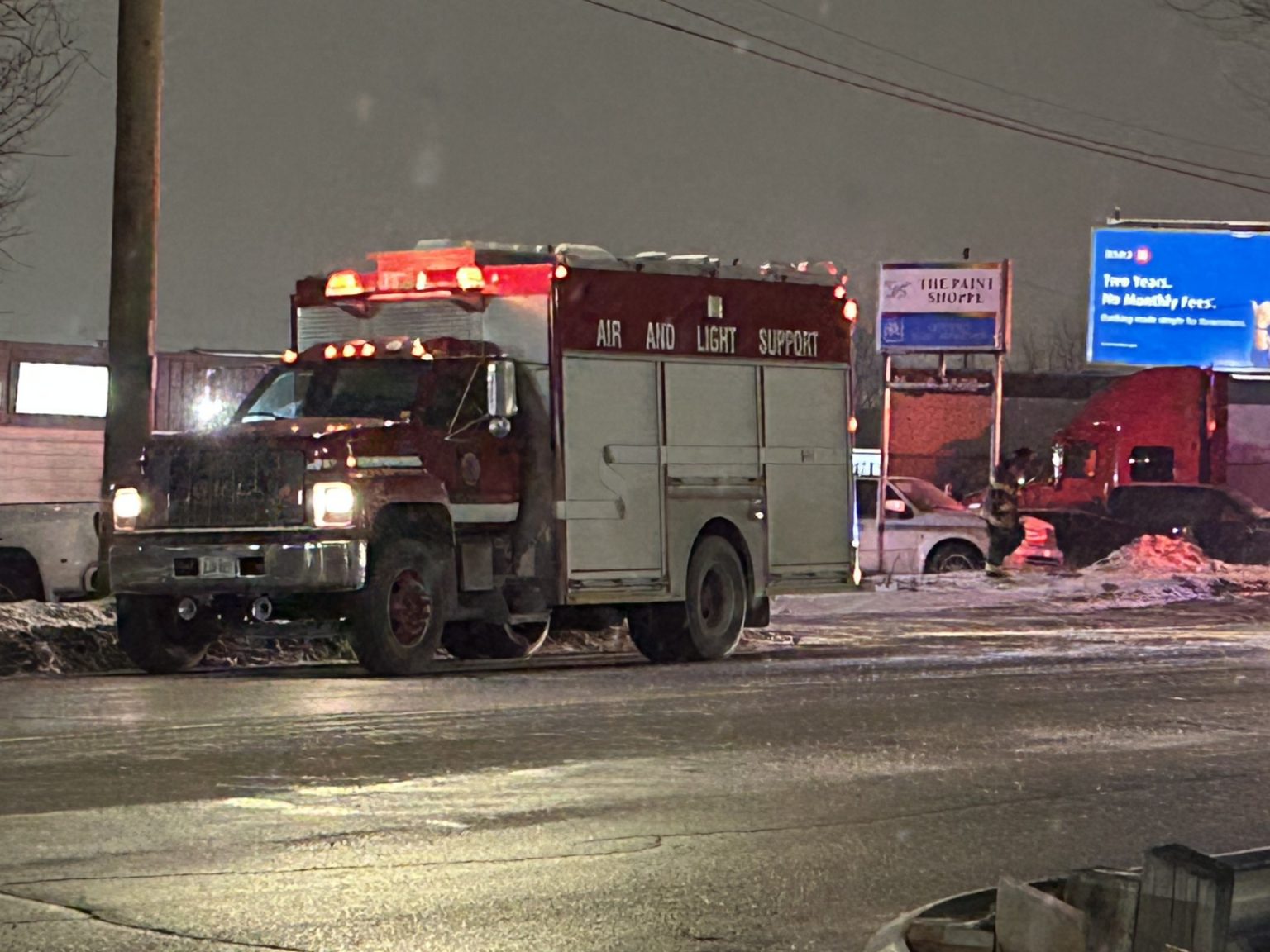 Pożar aut w Brampton. Spłonęło 16 tow-trucków