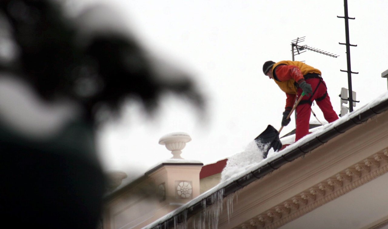 Tragiczny wypadek podczas odśnieżania dachu w Lublinie