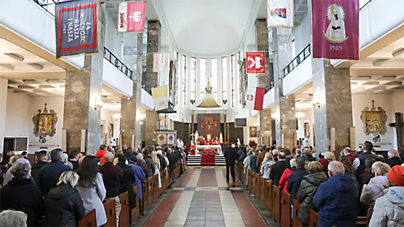 Religijność Polaków coraz bardziej podzielona