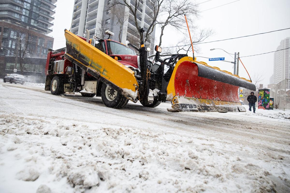 Toronto: zakazy parkowania i mobilizacja służb po intensywnych opadach