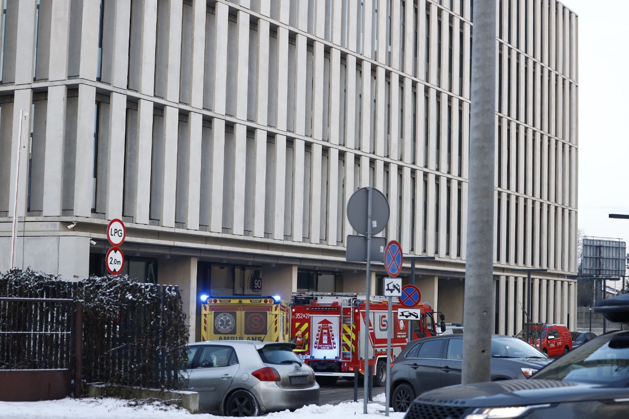 Mężczyzna zginął skacząc z czwartego piętra sądowego budynku
