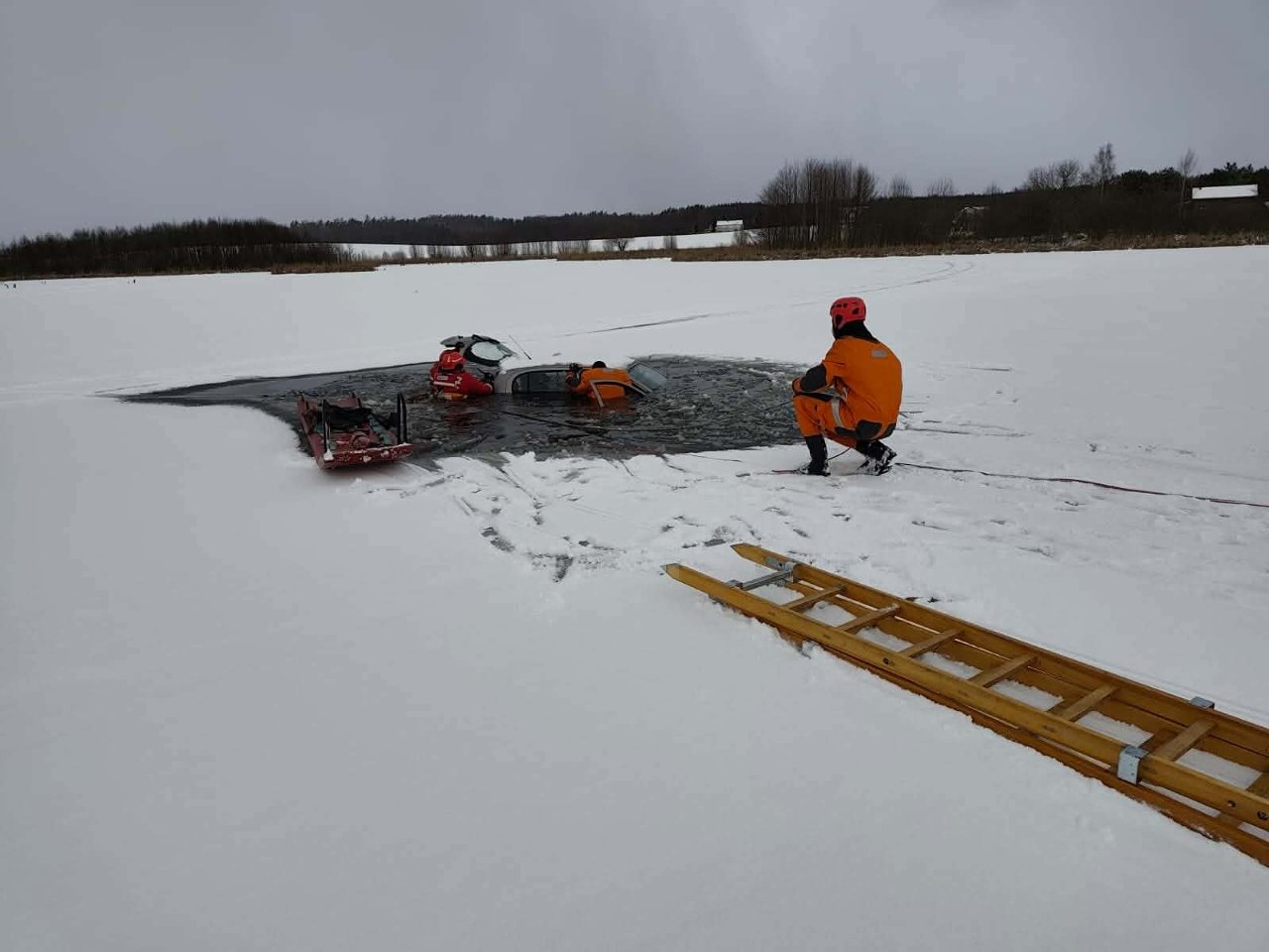 Samochód wpadł pod lód na jeziorze. Kierowca był pijany