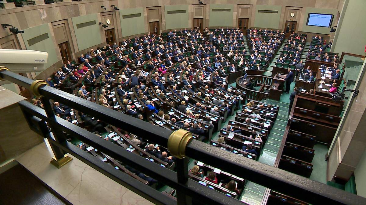 Nowy sondaż IBRiS: KO przed PiS. Najwięcej zyskuje Korona Polska Grzegorza Brauna