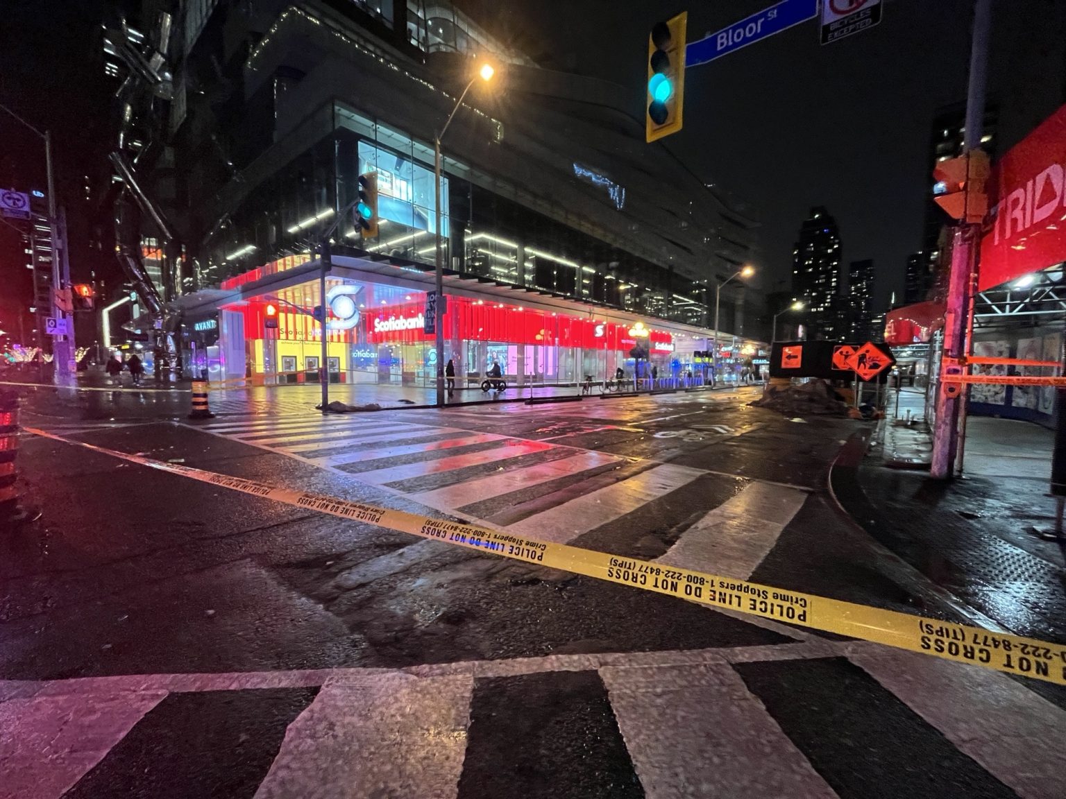 Z wieżowców spada lód. Zamknięto skrzyżowanie Bloor i Yonge Street