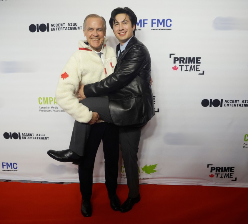 Mark Carney z aktorem w uścisku na czerwonym dywanie