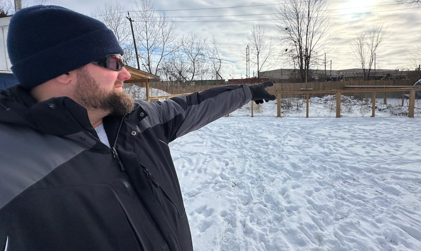 Usunął ziemię z posesji, teraz musi ponownie ją nasypać