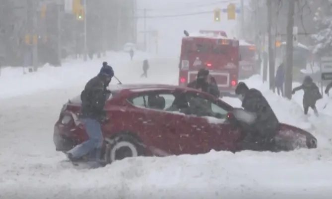 200 kolizji i 125 aut w rowach na autostradach GTHA