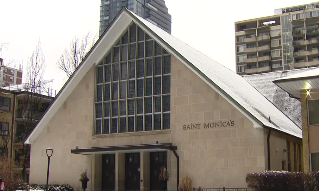 Matce postawiono zarzuty po tym, jak znaleziono porzuconego noworodka w pudełku na buty w kościele w centrum Toronto