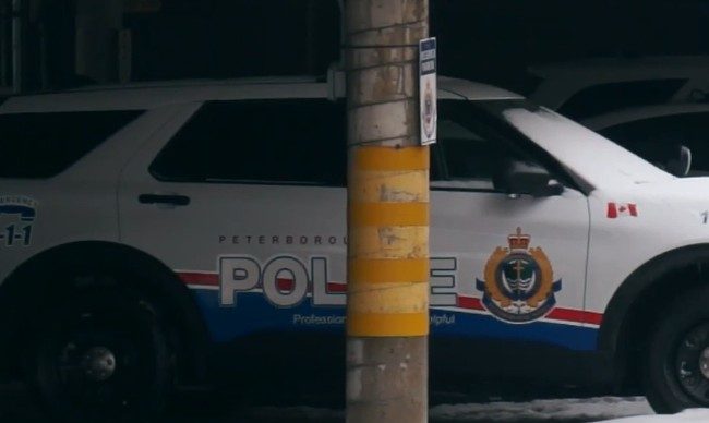 Funkcjonariusz policji z Ontario zatrzymany po oddaniu strzału z prywatnej broni w domu; pocisk trafił w budynek sąsiada