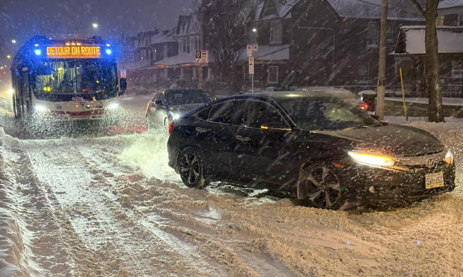 Odwołane lekcje i zamknięte autostrady – śnieżyca w GTA