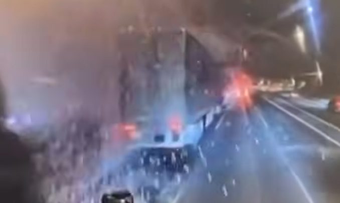 Na nagraniu widać, jak pojazd wylatuje z wiaduktu autostrady 427