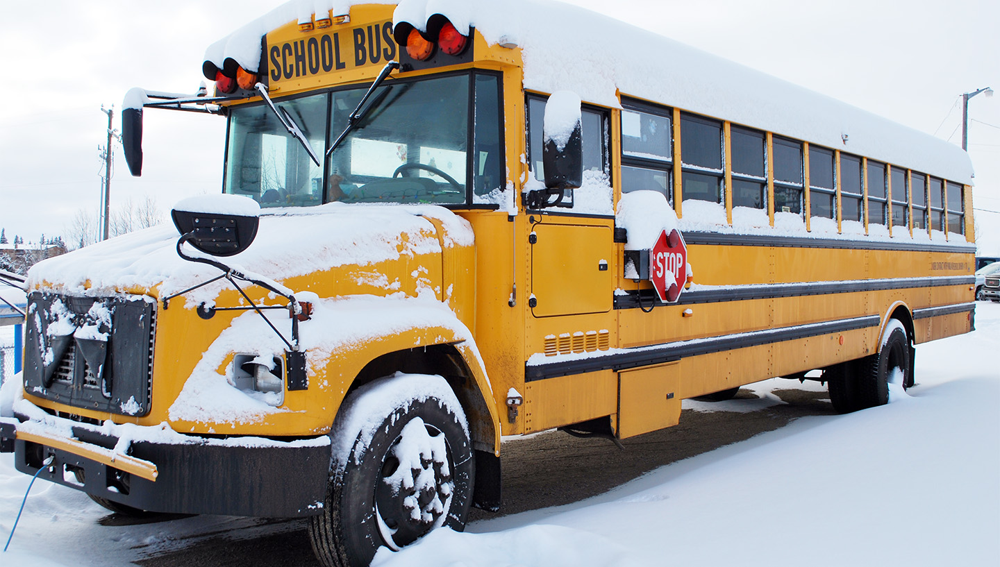 Kierowca szkolnego autobusu porzucił uczniów na parkingu