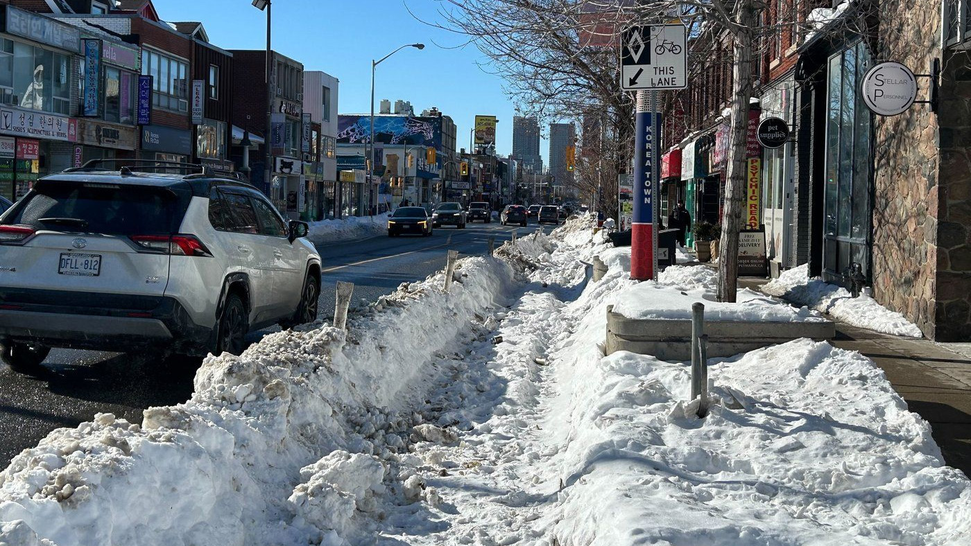 Nieodśnieżone ścieżki rowerowe. Cykliści czują się zagrożeni