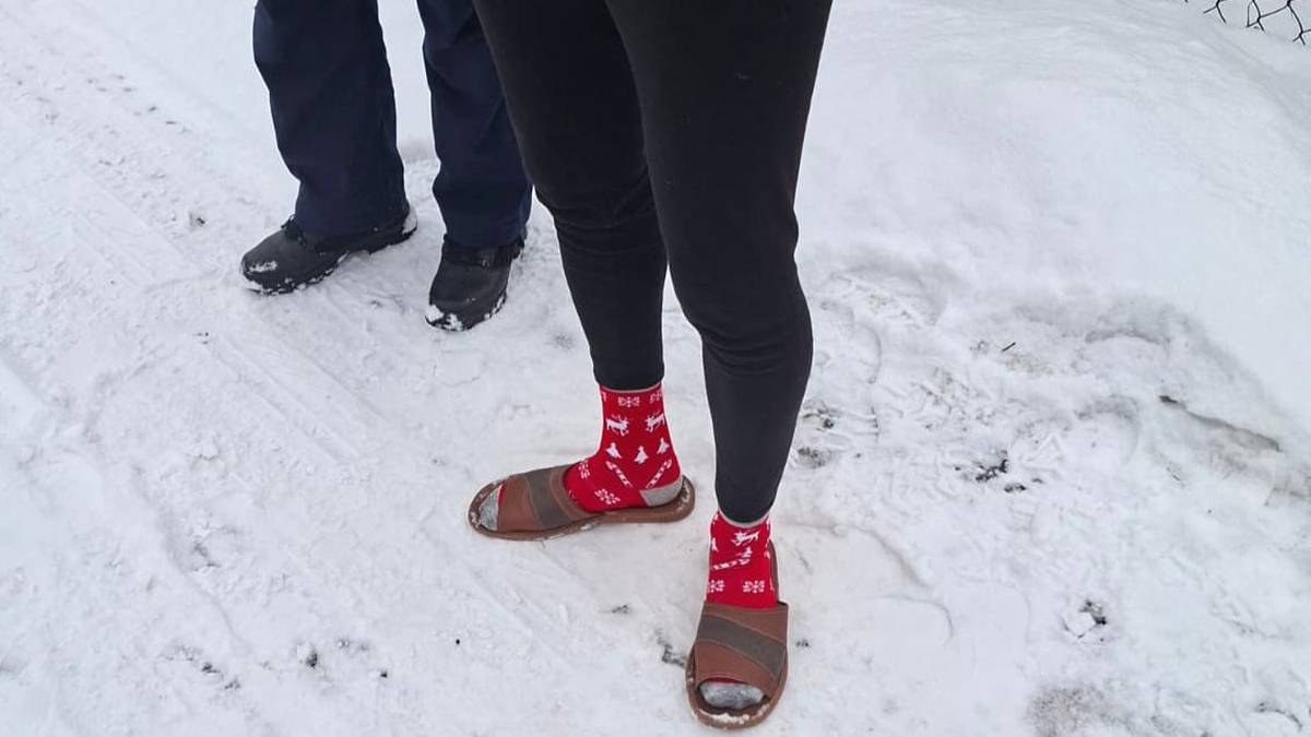 Włamał się do domu, zjadł kiełbasę, włożył cudze skarpety i poszedł spać