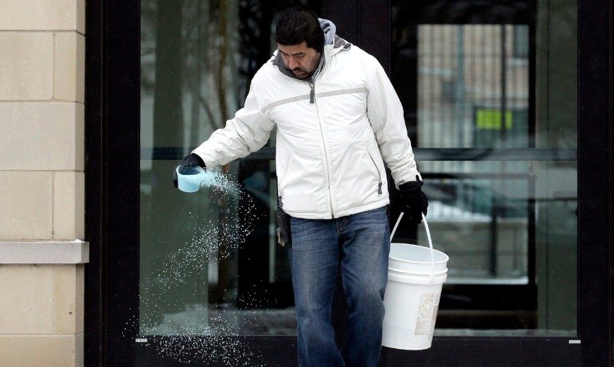 Trudności z zakupem soli drogowej w Toronto po rekordowych opadach śniegu