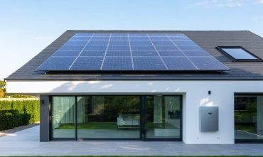 Tesla masowo zatrudnia by budować panele słoneczne