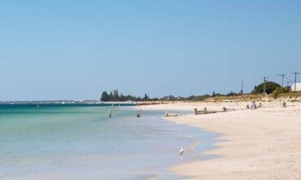 13-letni Australijczyk wykonał „ponadludzki” wyczyn, ratując uwięzioną na morzu rodzinę