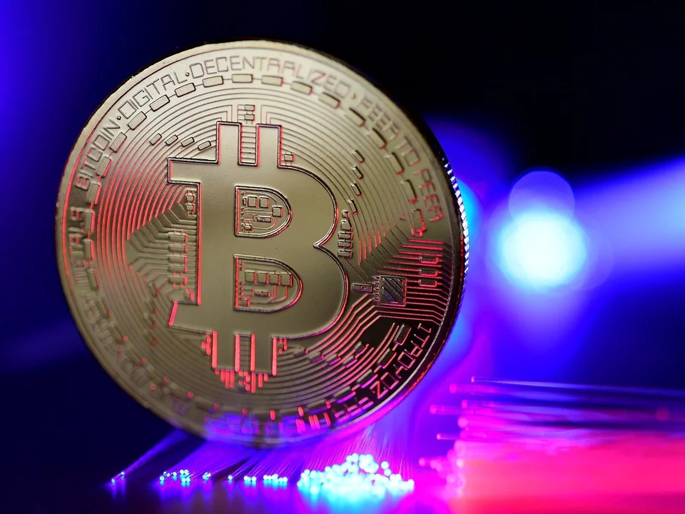 Atak na Iran wstrząsnął rynkami. Dolar i złoto zyskują, krypto traci miliardy