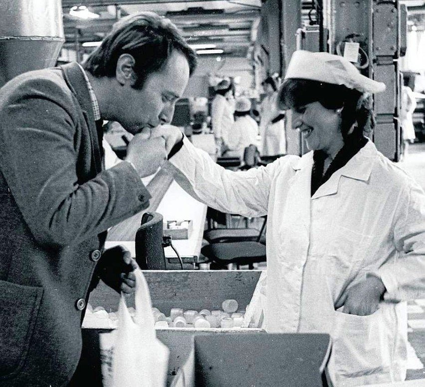 Dzień Kobiet w cieniu wspomnień PRL. Goździk, rajstopy i akademia