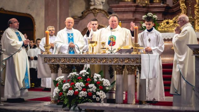 Watykan: mniej chrztów i powołań. Kościół rośnie poza Europą