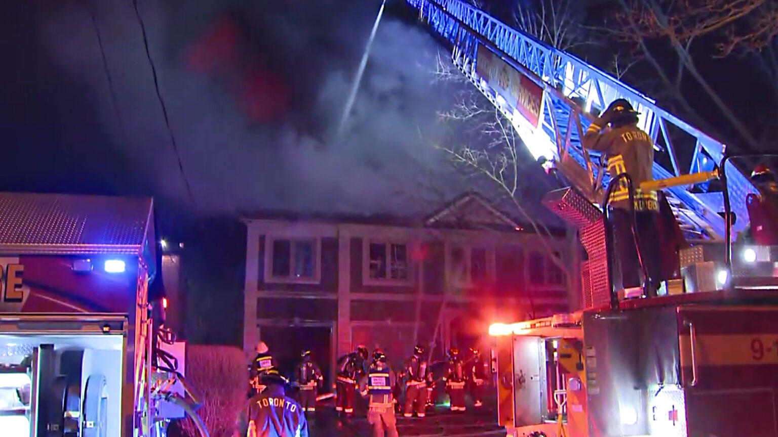 Groźny pożar domu w Etobicoke