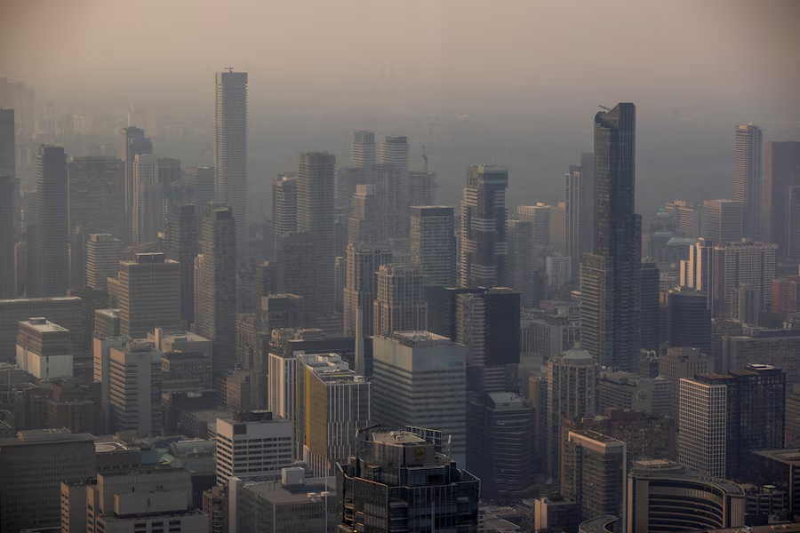 Smog nad Toronto. Wydano żółty alert
