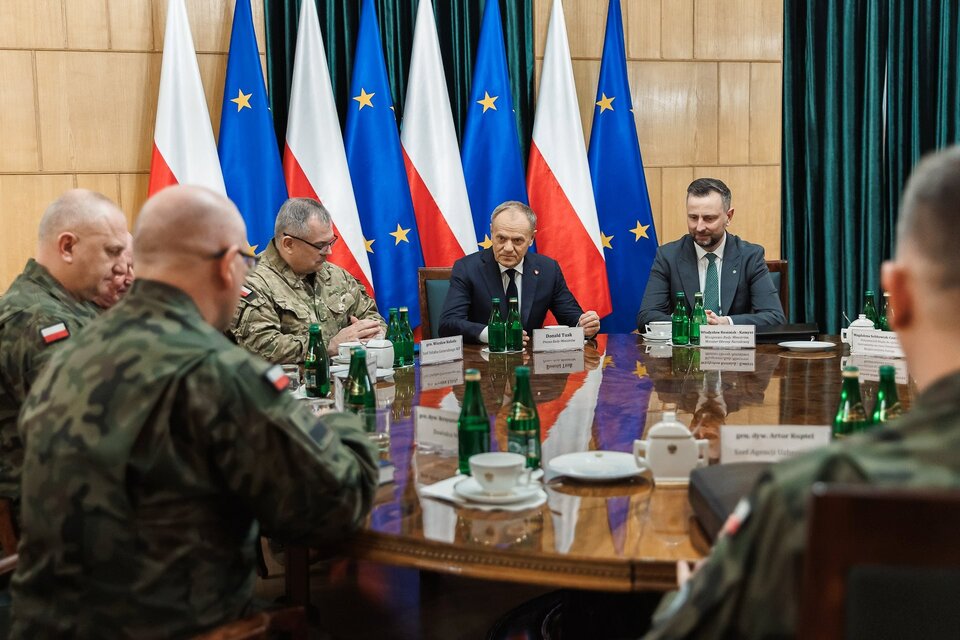 Tusk rozmawia z generałami