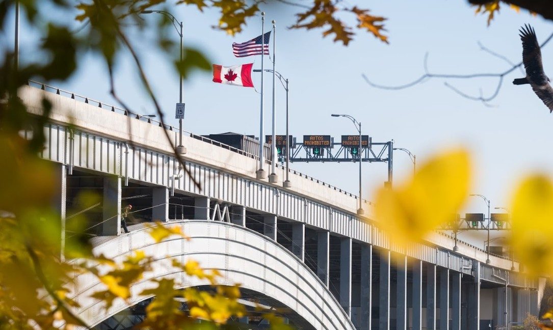 Funkcjonariusz służby granicznej postawiony w stan oskarżenia po tym, jak ciężarówka z opium, marihuaną i tytoniem wjechała do Ontario
