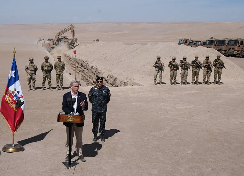 Chile rozpoczyna budowę rowu na granicy z Peru, aby powstrzymać migrację