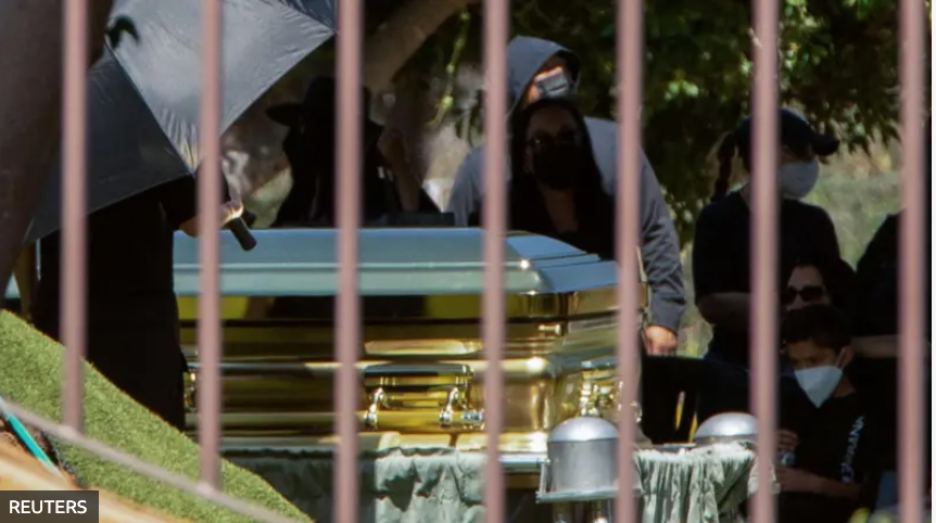 Złota trumna i tysiące kwiatów: wystawny pogrzeb „El Mencho” w Meksyku