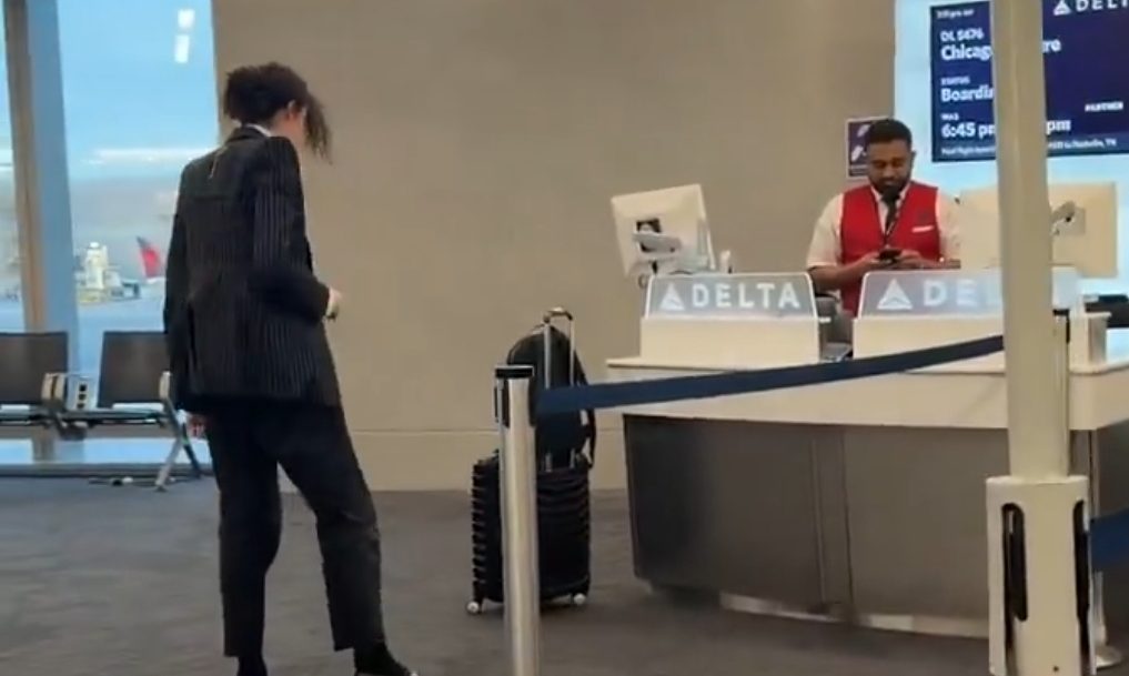 Na lotnisku w Chicago elegancko ubrana pasażerka wpadła w szał i zaczęła się bić pięściami po twarzy