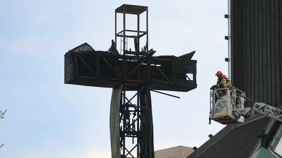 W Warszawie spłonął historyczny krzyż papieski