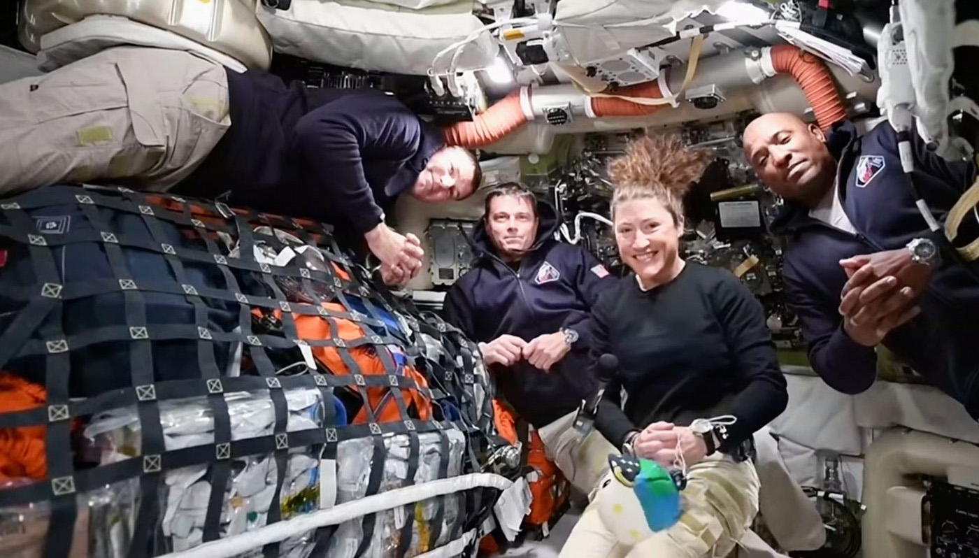 Głos z orbity Księżyca. Hansen łączy się z Ziemią