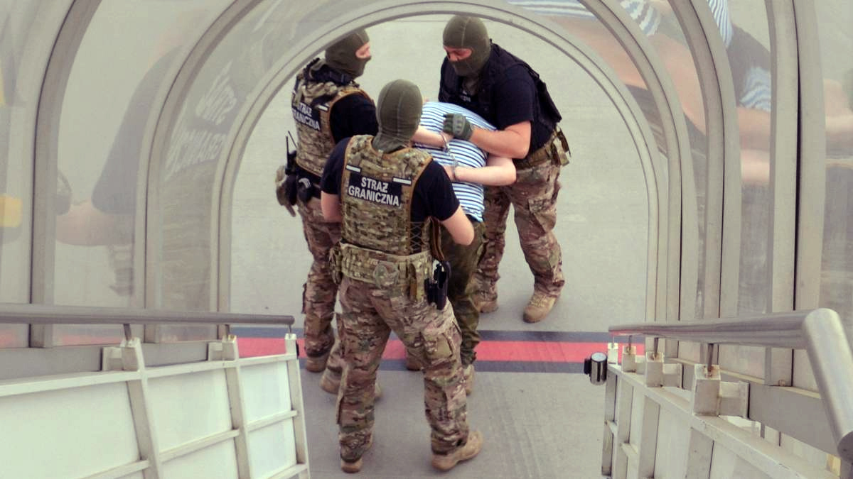 Akcja służb na lotnisku w Lublinie. Zamiast wakacji – komisariat