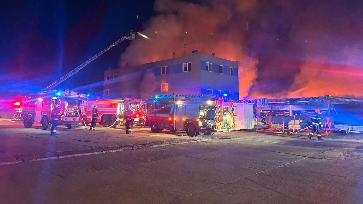 Polacy z zarzutami po pożarze w Czechach Dwoje obywateli Polski usłyszało zarzuty w sprawie podpalenia hali produkcyjnej w Czechach, w której wytwarzano drony wykorzystywane przez Izrael. O zatrzymaniu poinformował rzecznik ministra koordynatora służb specjalnych Jacek Dobrzyński. Funkcjonariusze Agencja Bezpieczeństwa Wewnętrznego zatrzymali 23-letnią Aleksandrę Ż. oraz 22-letniego Filipa B. Zarzuca się im pomocnictwo w umyślnym wznieceniu pożaru. Do zdarzenia doszło 20 marca w mieście Pardubice. Spłonęła hala należąca do firmy zbrojeniowej LPP Holding, współpracującej z izraelskim koncernem Elbit Systems przy produkcji dronów. Ogień spowodował poważne zniszczenia infrastruktury i mienia. Do podpalenia przyznała się ekstremistyczna organizacja „The Earthquake Faction”, wskazując na motywację ideologiczną oraz sprzeciw wobec współpracy z izraelskim przemysłem zbrojeniowym. Aleksandra Ż. została zatrzymana 24 marca, a Filip B. dwa dni później. Prokuratura postawiła im zarzuty pomocnictwa w sprowadzeniu zdarzenia zagrażającego mieniu w wielkich rozmiarach. Oboje nie przyznali się do winy. Sąd Rejonowy dla m.st. Warszawy zdecydował o ich tymczasowym aresztowaniu na trzy miesiące. Śledztwo prowadzi Prokuratura Krajowa, która podkreśla, iż sprawa ma charakter rozwojowy.