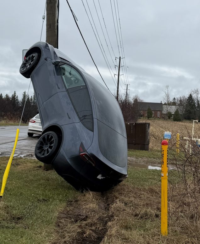 Próbowała „wjechać” na słup energetyczny