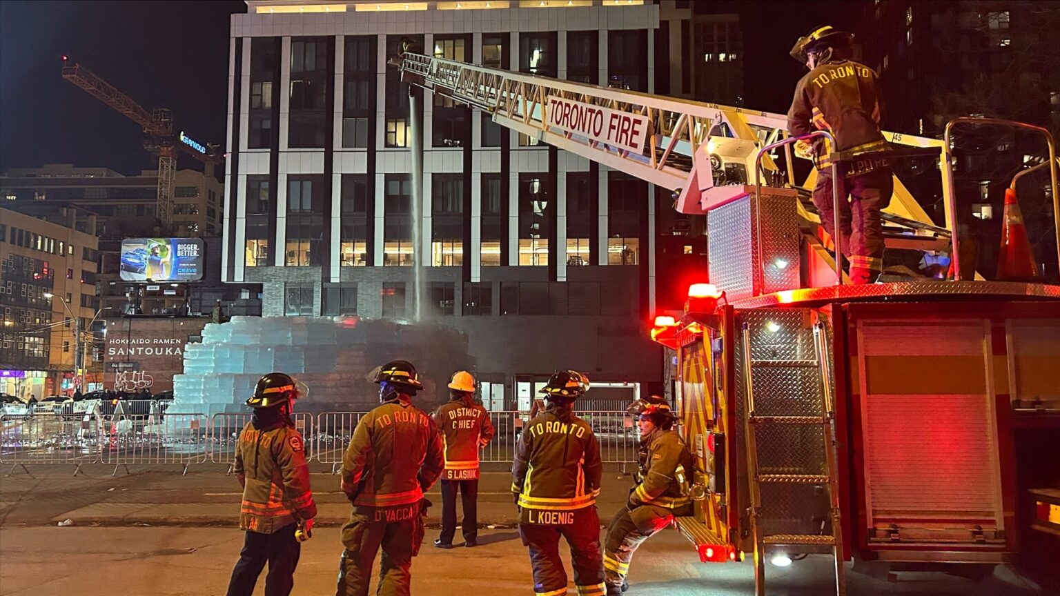 Kłopotliwa instalacja Drake’a. Straż pożarna reaguje