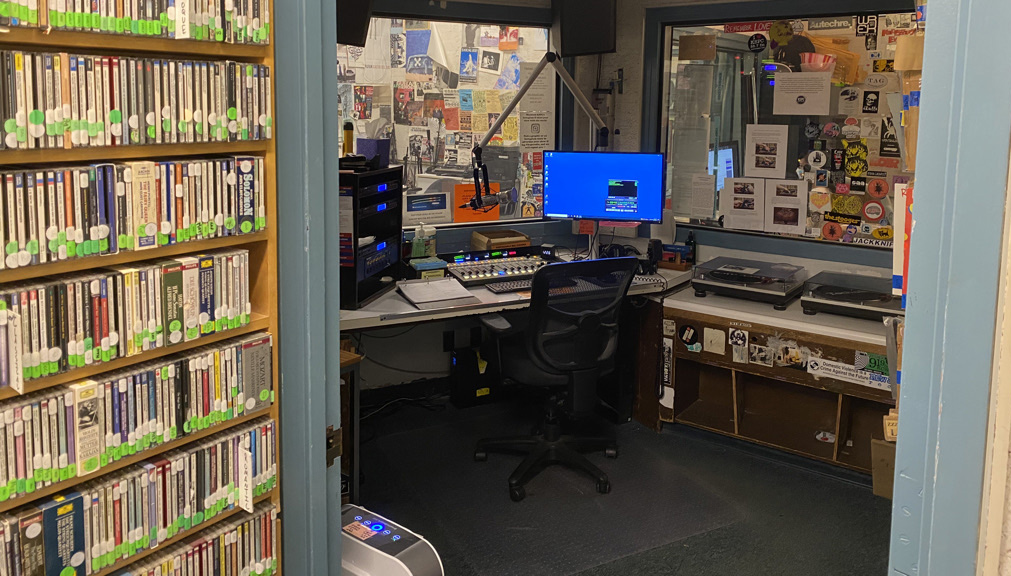 Studenckie rozgłośnie radiowe na krawędzi upadku