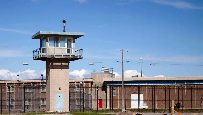 Przepełnione więzienia i kontrowersyjny plan ich rozbudowy