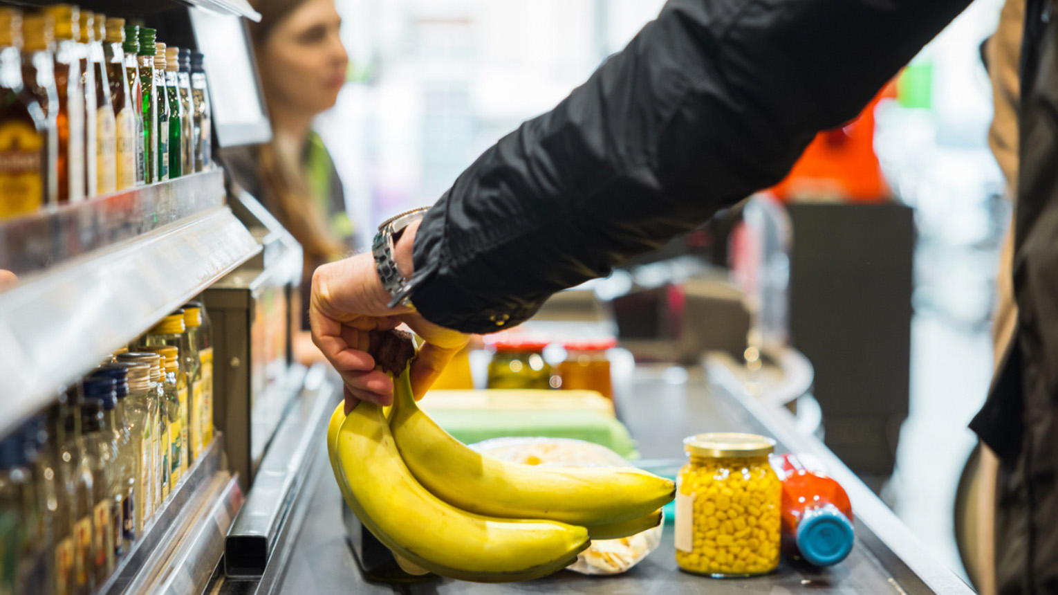 Polacy za obniżką VAT na żywność. Jest też ostra krytyka rządu