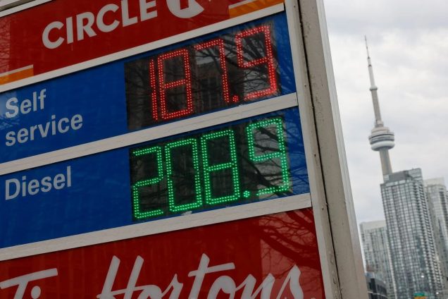Od poniedziałku benzyna będzie tańsza! Kanada zawiesza podatek akcyzowy