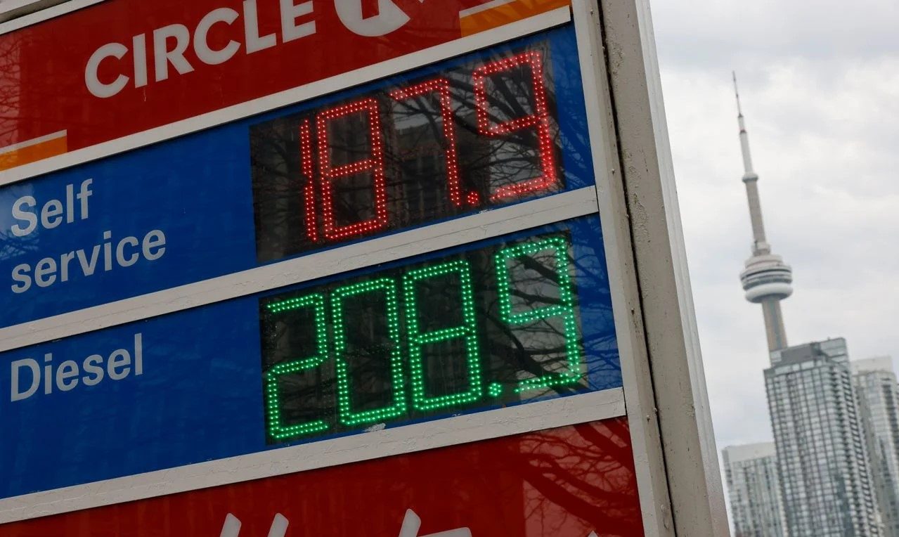 Od poniedziałku benzyna będzie tańsza! Kanada zawiesza podatek akcyzowy
